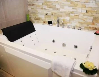Este es el Apartamento Deluxe para disfrutar con tu pareja de un jacuzzi privado.