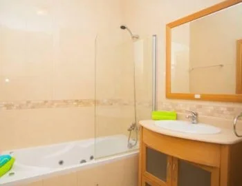 Bañera de hidromasaje para disfrutar en pareja en el Apartamento de 1 dormitorio.