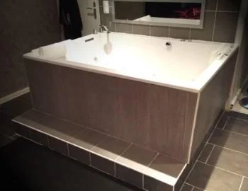 Jacuzzi privado que puedes encontrar en el Apartamento con sauna