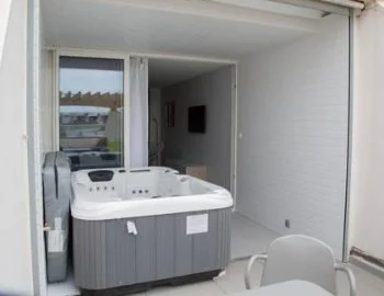 El jacuzzi que encuentras en el Apartamento con terraza.