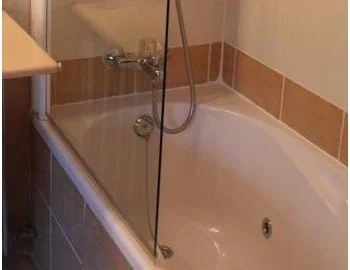 La Habitación Doble con bañera de hidromasaje.