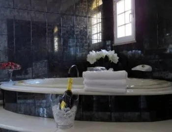 La Suite con terraza con jacuzzi privado para estancias románticas.