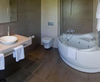La Habitación doble con bañera de hidromasaje o sauna - 1 o 2 camas con encanto y jacuzzi para enamorados.