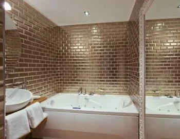 Bañera de hidromasaje para disfrutar en pareja en la Habitación Doble Deluxe.