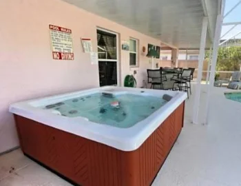 Foto y detalle de jacuzzi en la Casa de 4 dormitorios.