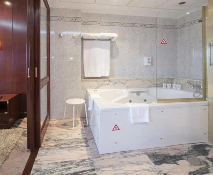 Vista del interior de la Suite Junior en donde puedes disfrutar con tu pareja de tu propia bañera de hidromasaje.