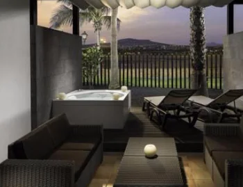 Foto del interior de la Suite Junior Deluxe con vistas al mar (2 adultos)
.