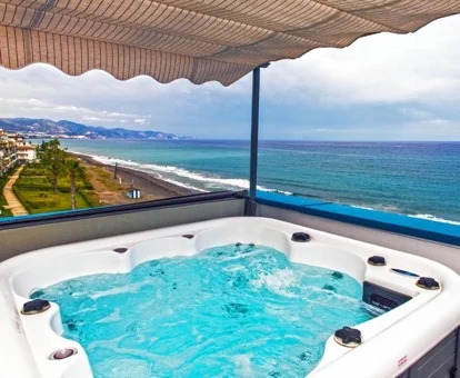 jacuzzi con vistas al mar
