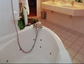 Foto de la bañera de hidromasaje en la Habitación Charm con bañera de hidromasaje.