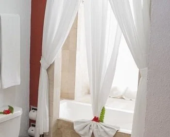 Bañera de hidromasaje en la Habitación Doble Estándar.