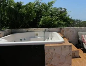 Hidromasaje en el Apartamento de 2 dormitorios con vistas al mar para una estancia muy especial o aniversario de bodas.