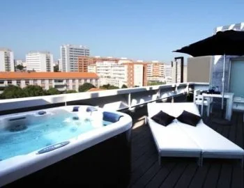 Foto de la la Suite Deluxe donde se encuentra la bañera de hidromasaje.