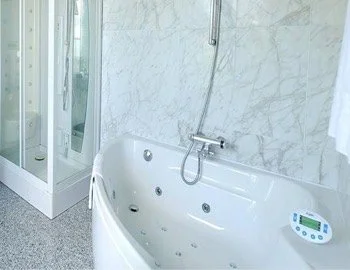 Interior de la Habitación Doble Superior donde tienes bañera de hidromasaje.