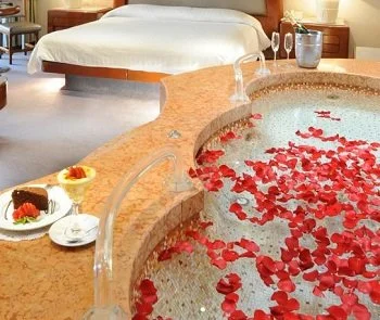 Foto y detalle de jacuzzi en la Suite Master con bañera de hidromasaje.