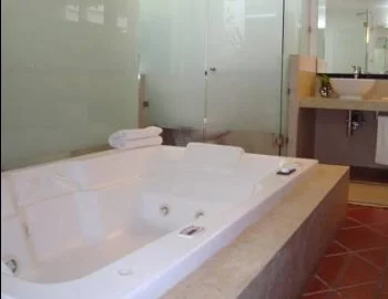 Bañera de hidromasaje en la Suite Junior.