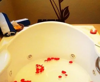 Foto del jacuzzi en la Suite con bañera de hidromasaje y vistas a la piscina.
