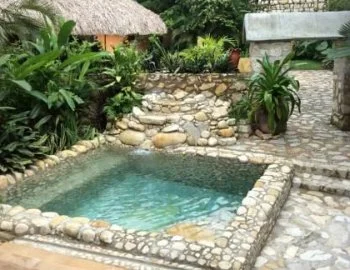 La Suite Presidencial con jacuzzi privado para estancias románticas.