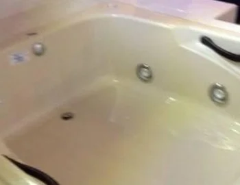 Vista del interior de la Casa de Campo (2 adultos) en donde puedes disfrutar con tu pareja de tu propia bañera de hidromasaje.