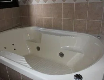 Bañera de hidromasaje en la Chalet de 1 dormitorio.