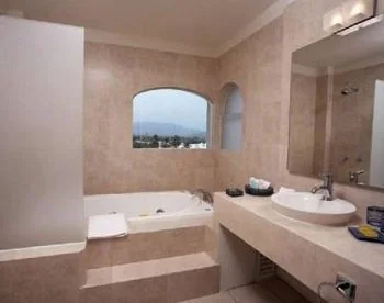 Interior de la Suite de 3 dormitorios donde encontrarás un jacuzzi para relajarte con tu pareja.