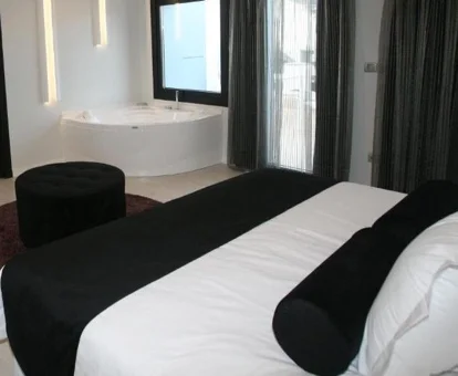 La Suite y su jacuzzi privado.