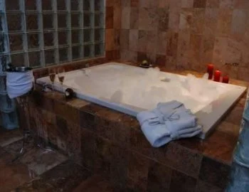 Interior de la Suite Principal donde encontrarás un jacuzzi para relajarte con tu pareja.