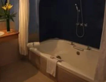 La Suite Junior con bañera de hidromasaje.