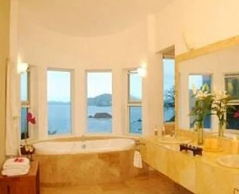 Bañera de hidromasaje en la Casa de 3 habitaciones.