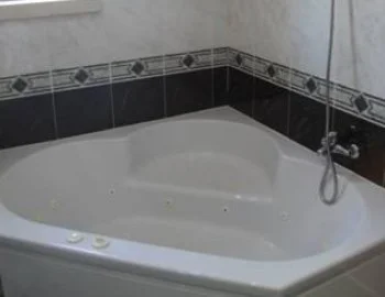 La Casa de 3 habitaciones con jacuzzi privado para estancias románticas.