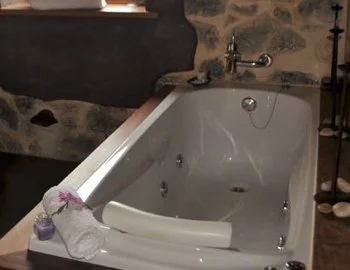Bañera de hidromasaje en la Habitación Doble Superior.