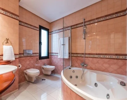 Jacuzzi privado que puedes encontrar en la Suite Familiar Superior de 2 dormitorios 