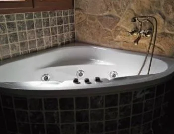 Jacuzzi privado que puedes encontrar en la Casa de 4 dormitorios
