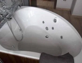 Foto del interior de el Apartamento de 2 dormitorios con bañera de hidromasaje .