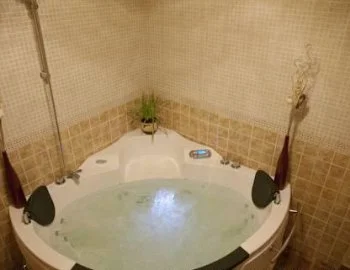 Bañera de hidromasaje para disfrutar en pareja en la Suite con jacuzzi.