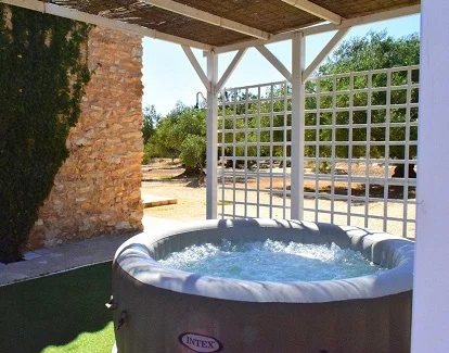 Casa rural en la provincia de Tarragona con un jacuzzi exterior, con chimenea y cerca de la playa