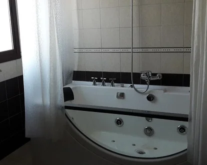 La Roca de Setenil es una casa rural en la provincia de Cádiz en Setenil con jacuzzi privado en el baño