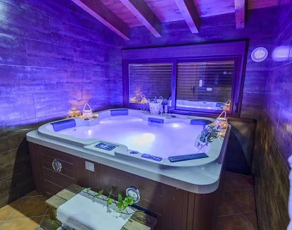 Espectacular jacuzzi en la casa rural de 2 dormitorios. Todas las casas rurales de Picachico tienen bañera de hidromasaje especialmente pensado para parejas.