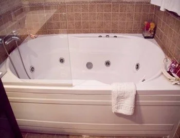 Foto de la bañera de hidromasaje en la Suite Familiar Deluxe.