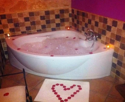 La Suite Deluxe con bañera de hidromasaje con jacuzzi privado para estancias románticas.