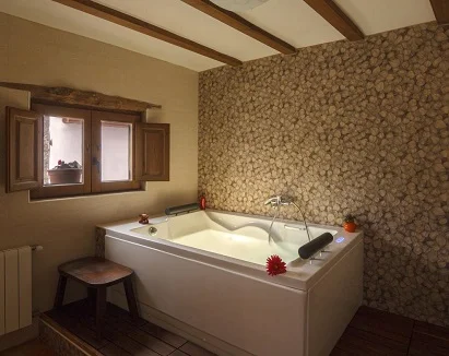 Jacuzzi en el baño junto a la ventana en la casa rural para 4 personas en Reul Alto Cortijos Rurales en la provincia de Almería