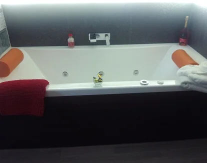 Casa rural que consiste en un estudio para dos personas con cocina con microondas y jacuzzi privado en Ubrique