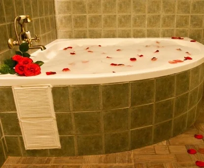 bañera de hidromasaje en la habitacion