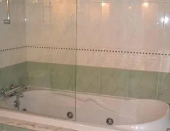 Interior de la Habitación Doble con bañera de hidromasaje donde encontrarás un jacuzzi para relajarte con tu pareja.