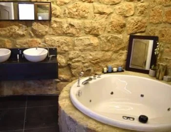 Vista del interior de la Suite Deluxe con bañera de hidromasaje en donde puedes disfrutar con tu pareja de tu propia bañera de hidromasaje.