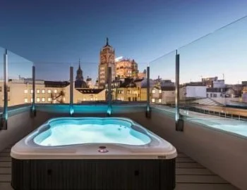 Disfruta de la Habitación Doble Superior con terraza y jacuzzi® con tu pareja.