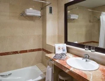 Jacuzzi privado en la Suite Junior.