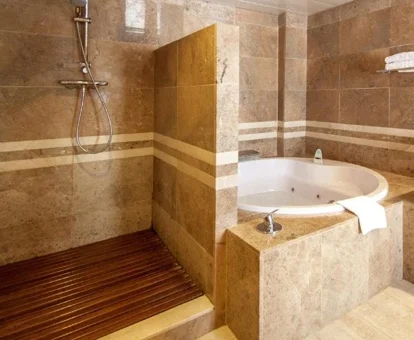 Foto de la la Suite Junior con terraza donde se encuentra la bañera de hidromasaje.