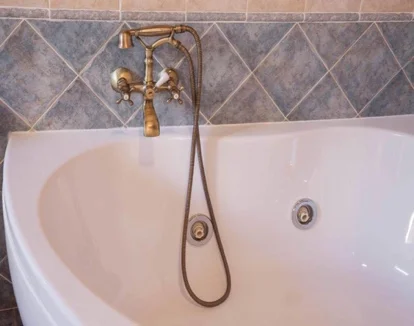 El jacuzzi que encuentras en la Suite con bañera de hidromasaje.