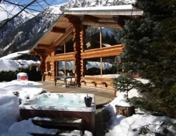 Bañera de hidromasaje para disfrutar en pareja en la Chalet Superior.