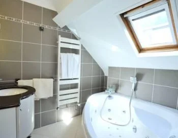 Bañera de hidromasaje para disfrutar en pareja en el Estudio con bañera de hidromasaje.